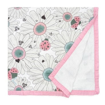 Here are some descriptive alt tags for the product image:

*   Baby blanket with daisy and ladybug print, pink trim.
*   Square baby swaddle blanket, floral and ladybug pattern.
*   Muslin blanket with white daisies, ladybugs, and a pink border.
*   Folded baby blanket with a floral and ladybug design.