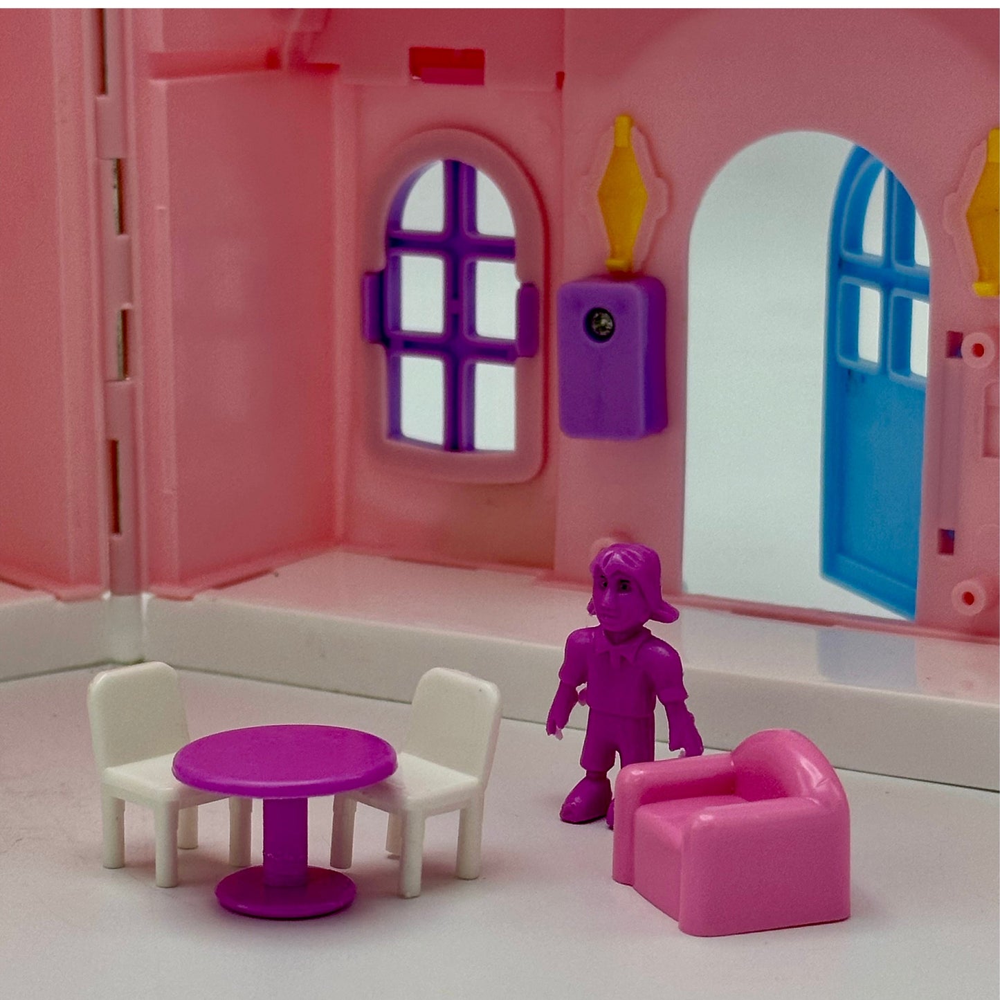18 PC DREAM DOLL HOUSE